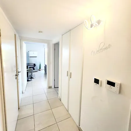 Le Mayflower Your Hoste Helper
